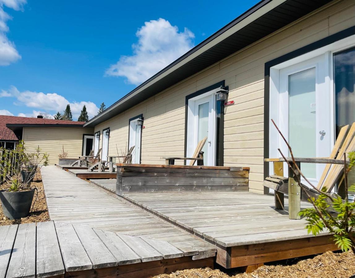 Hotel Attitude Montagne Saint Adolphe D'Howard Exterior foto