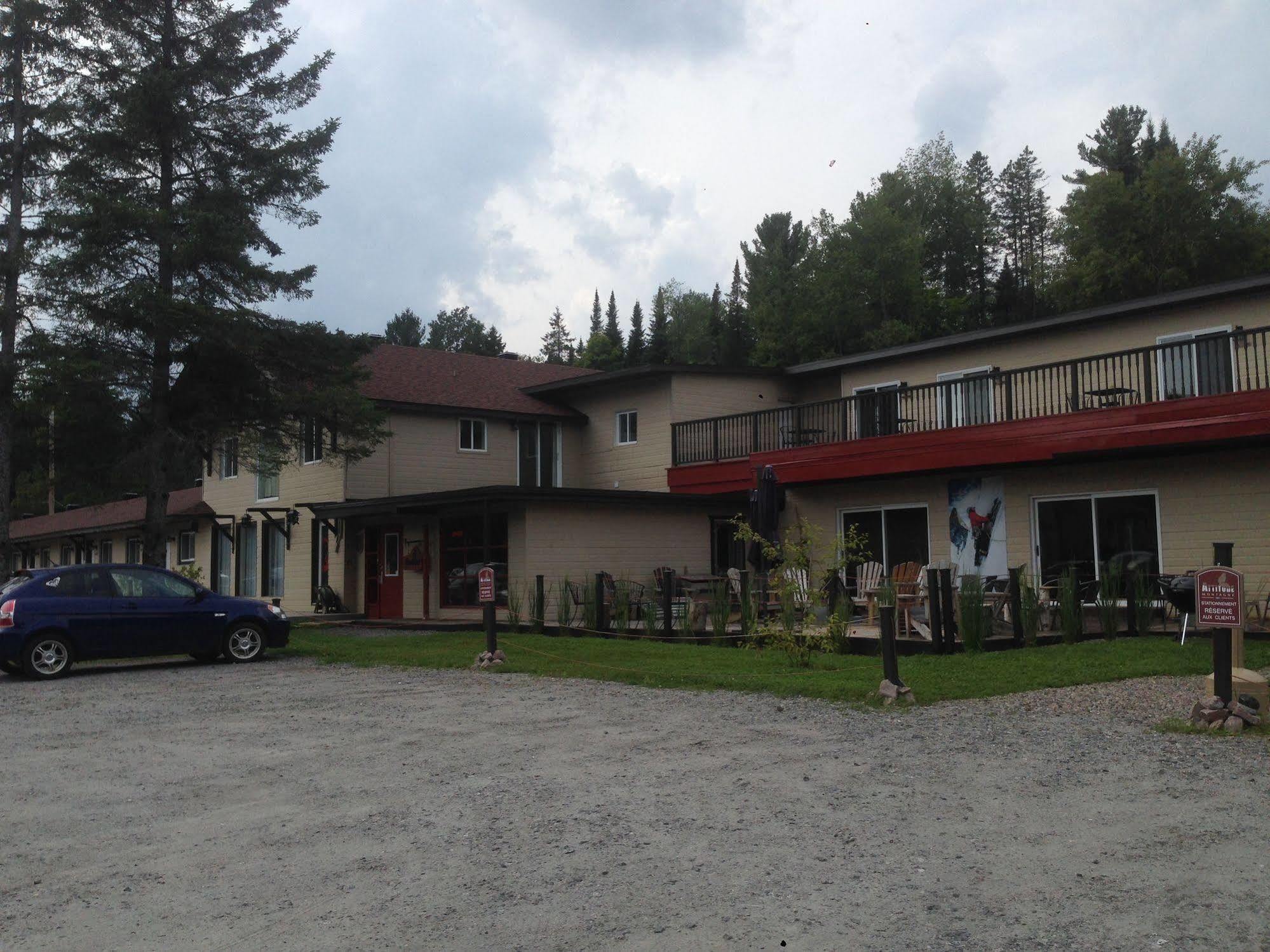 Hotel Attitude Montagne Saint Adolphe D'Howard Exterior foto
