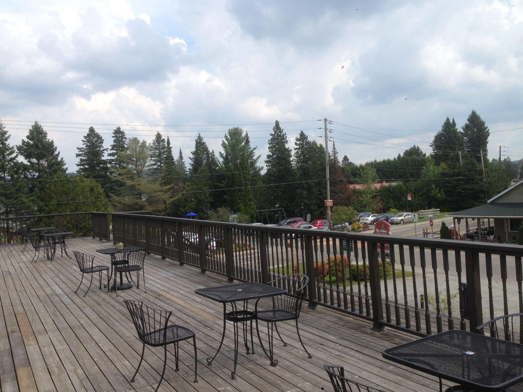 Hotel Attitude Montagne Saint Adolphe D'Howard Exterior foto